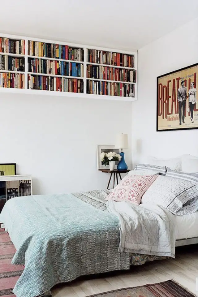 rangement livre etagere plafond chambre à coucher adulte petit espace pratique gain de place bibliothèque