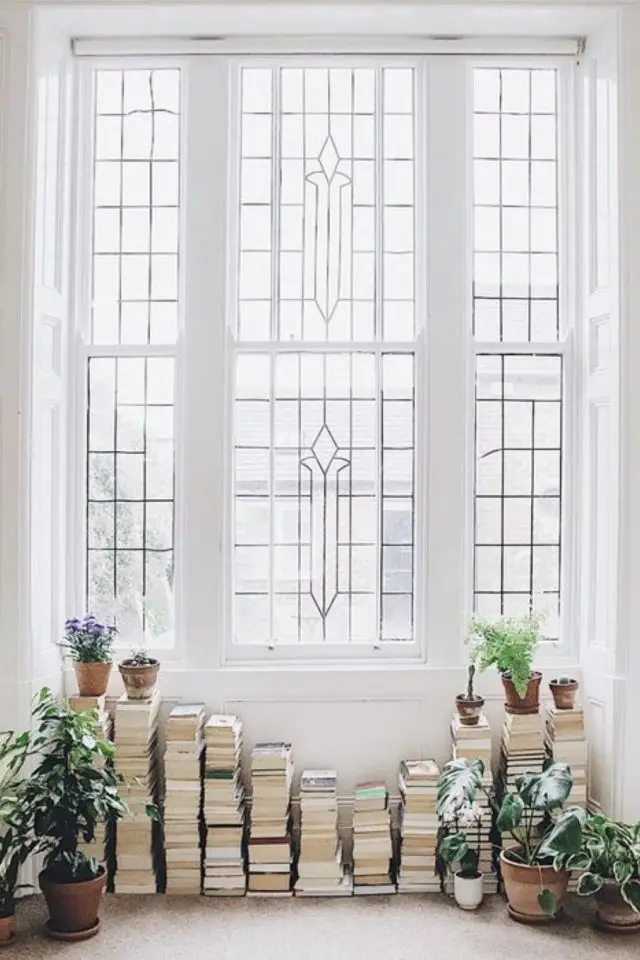 rangement livre piles minimalisme jolie fenêtre ancienne plantes vertes intérieures