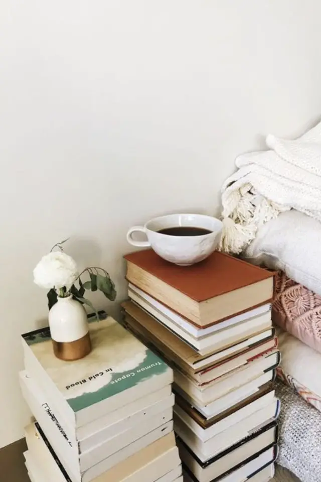 rangement livre piles minimalisme table de chevet lecteur simplicité chambre adulte