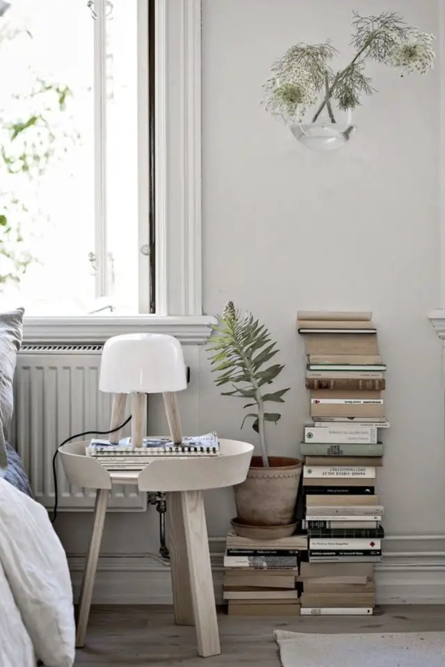rangement livre piles minimalisme intérieur moderne simple petit bout de canapé 