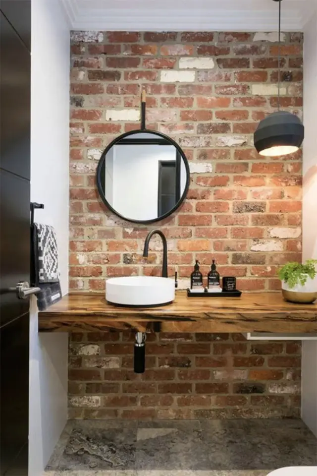 salle de bain masculine exemple revêtement brique industriel plan vasque