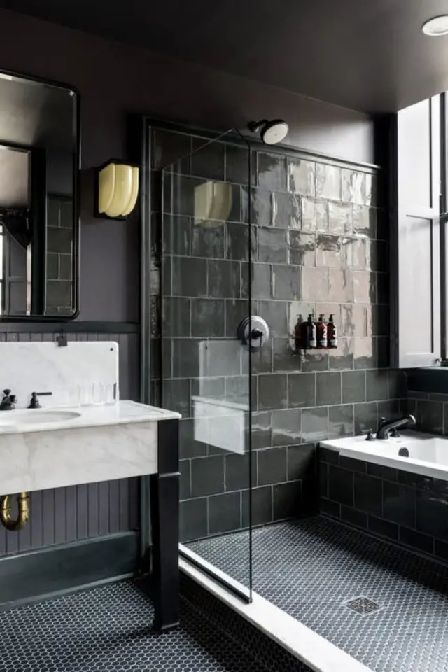 salle de bain masculine exemple carrelage noir brillant parois douche transparence baignoire 