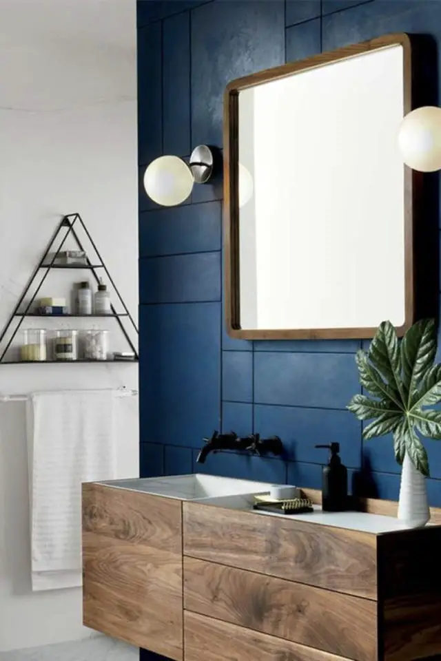 salle de bain masculine exemple couleur bleu blanc bois 
