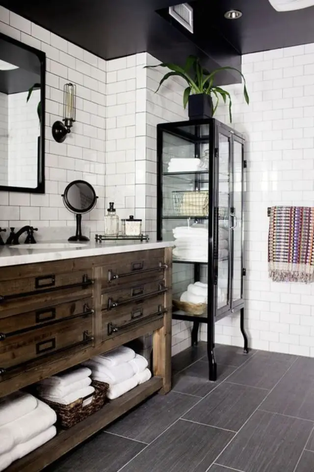 salle de bain masculine exemple carrelage blanc meuble vasque bois vitrine