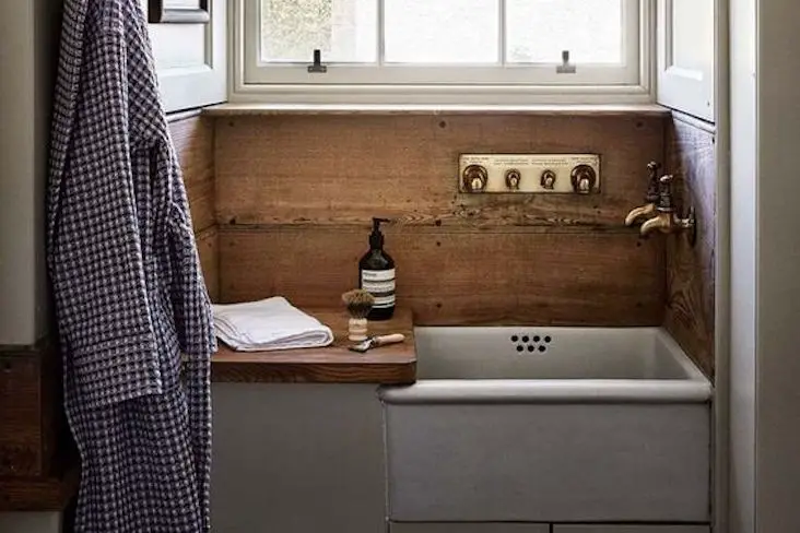 salle de bain masculine exemple vasque ancienne faïence bois simplicité