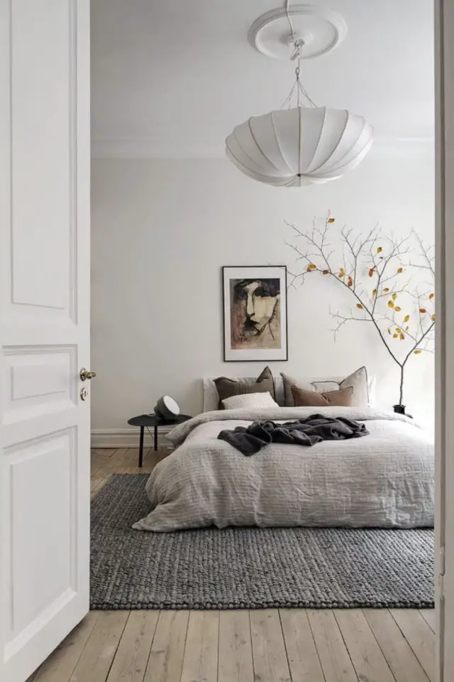 chambre adulte minimaliste simple blanc tapis gris cosy automne