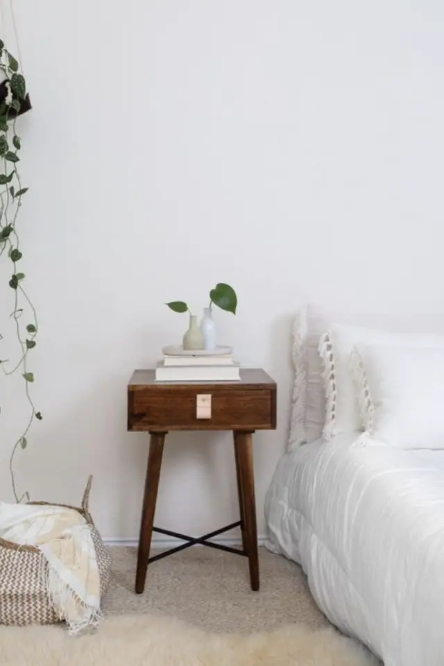 chambre adulte minimaliste simple table de chevet bois contraste blanc