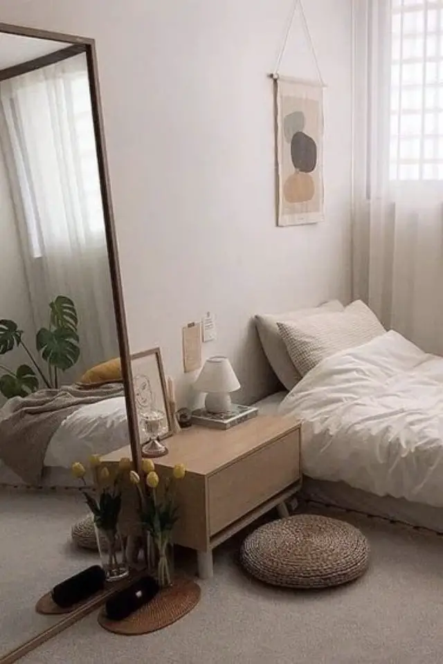 chambre adulte minimaliste simple lit contre le mur miroir