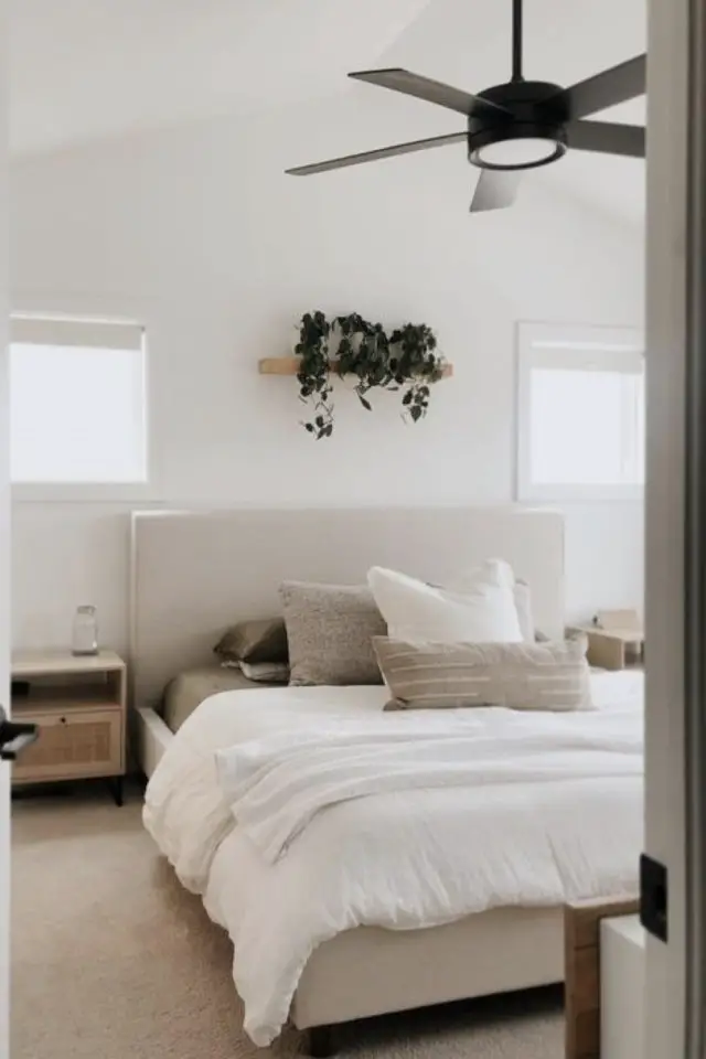 chambre adulte minimaliste simple tête de lit beige lumière naturelle