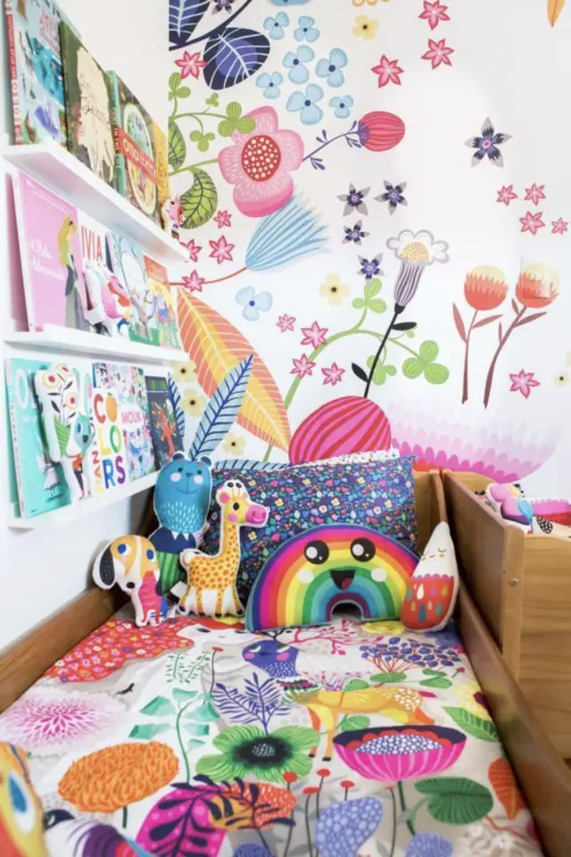 chambre enfant multicolore exemple parure de lit fleurs colorées papier peint floral livre sur petite étagères