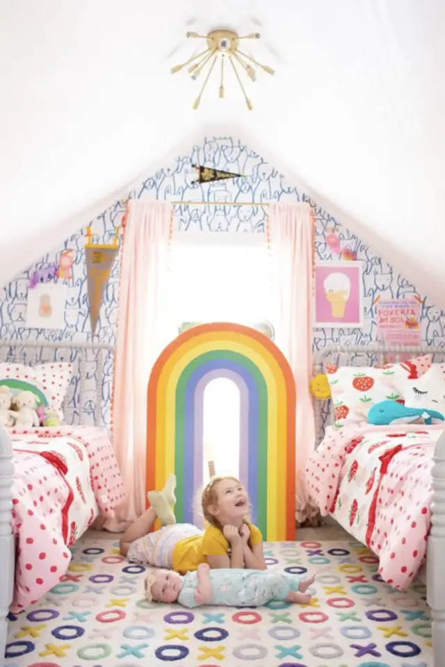 chambre enfant multicolore exemple double lit jumeaux combles papier peint bleu linge de lit rose
