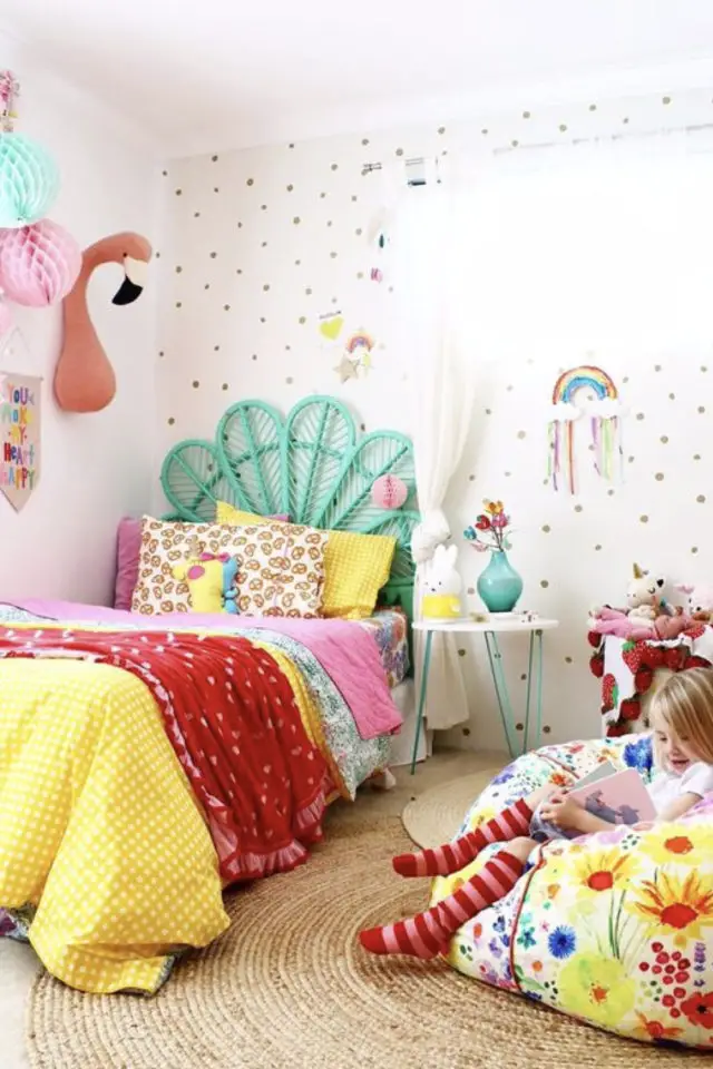 chambre enfant multicolore exemple papier peint confettis tête de lit vintage rotin vert linge de lit housse de couette hyper colorées