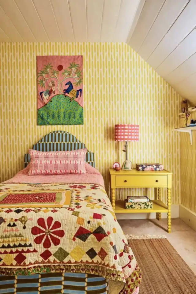 chambre enfant multicolore exemple papier peint jaune chambre mansardée tête de lit textile bleu