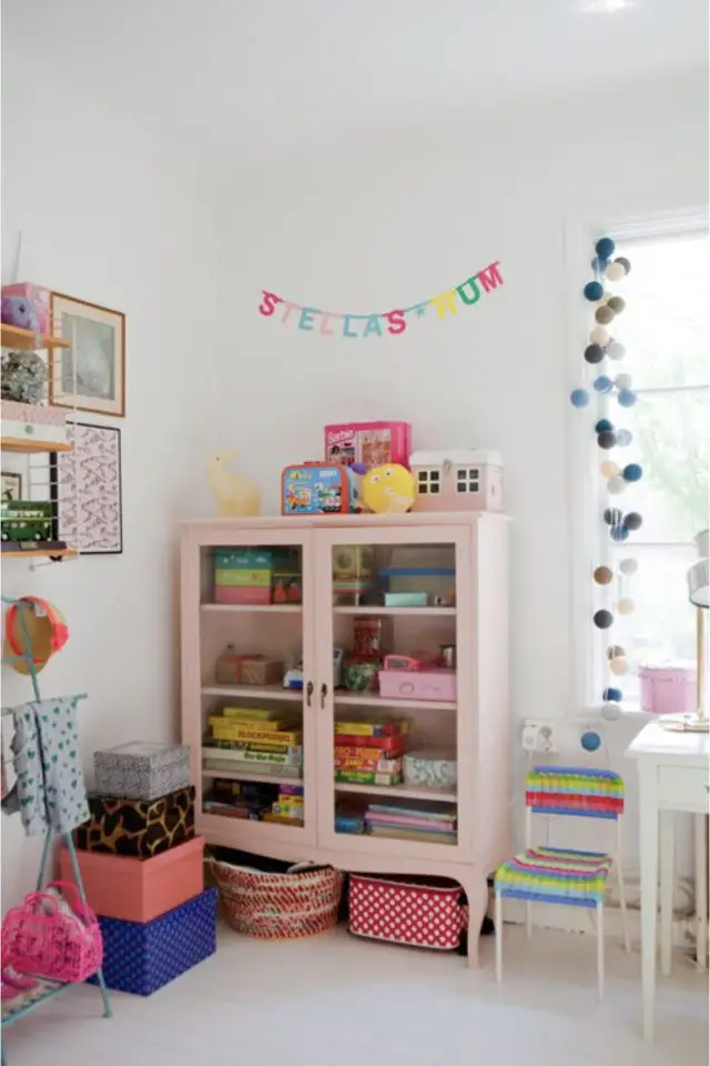 chambre enfant multicolore exemple mur blanc vitrine armoire bibliothèque rose pastel chambre fillette