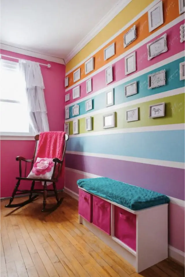 chambre enfant multicolore exemple décor mural ligne arc en ciel cadre
