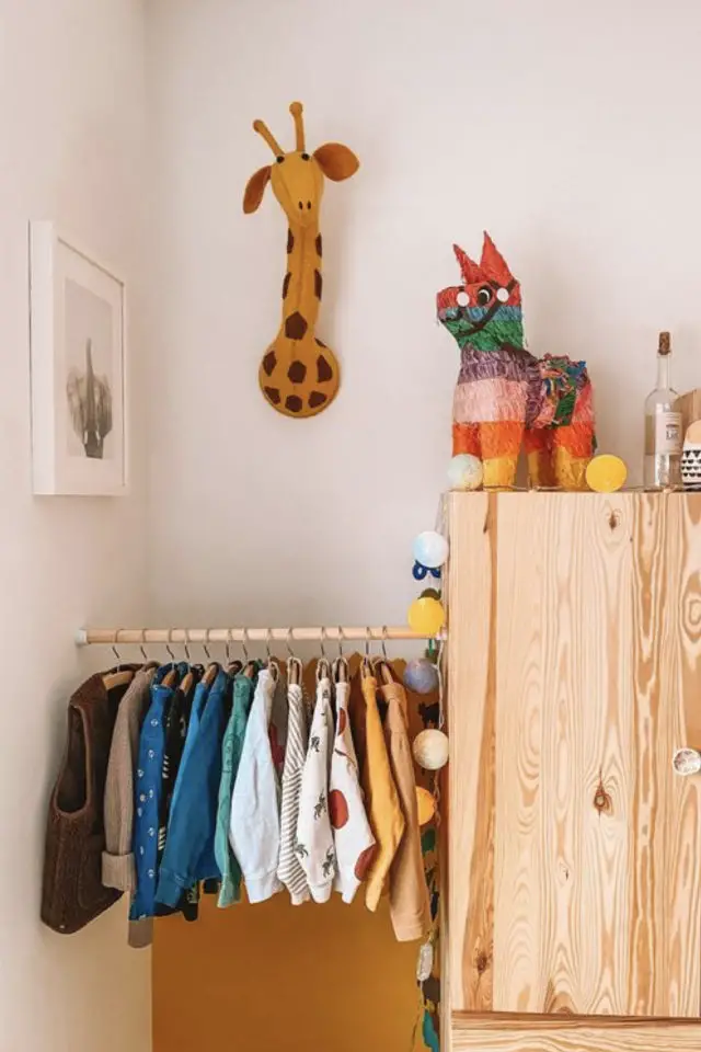 chambre enfant relooking exemple penderie rangement vêtement montessori 