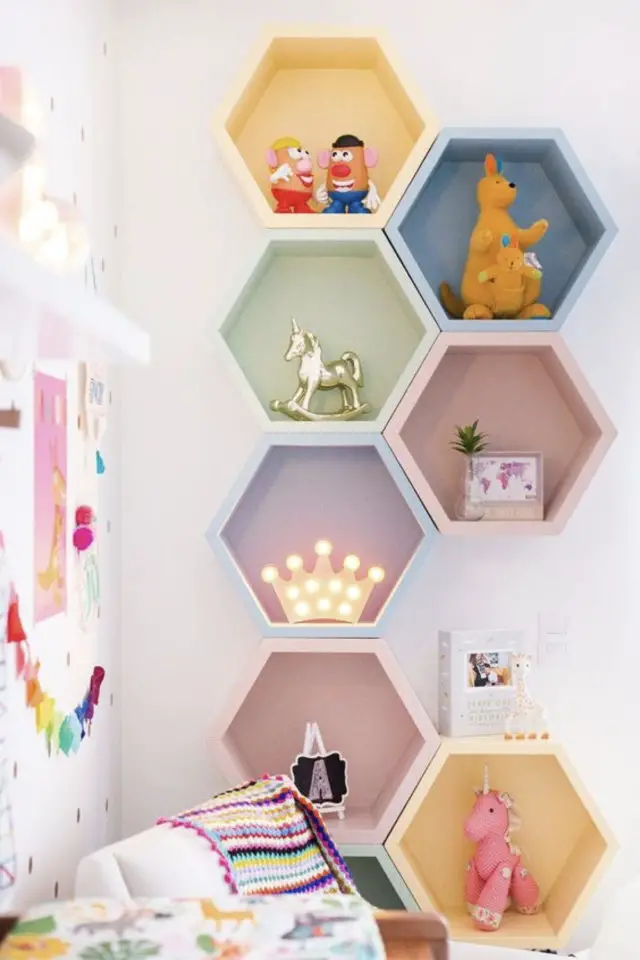 chambre enfant relooking exemple étagère hexagonale colorée pastel