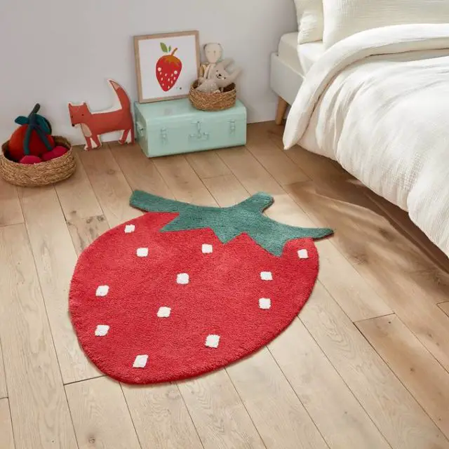 deco meuble chambre enfant colore Tapis enfant forme fraise