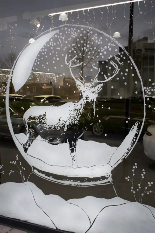 decor noel peinture fenetre exemple grande boule à neige cerf nature