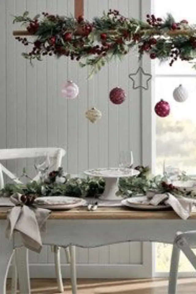 decoration noel centre table suspendu simple branche suspendue sapin boules rouge et blanche