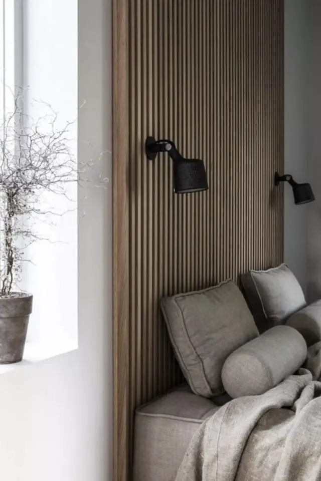 exemple chambre adulte scandinave 2022 habillage mur tête de lit tasseaux de bois vernis linge de lit naturel gris applique murale noire