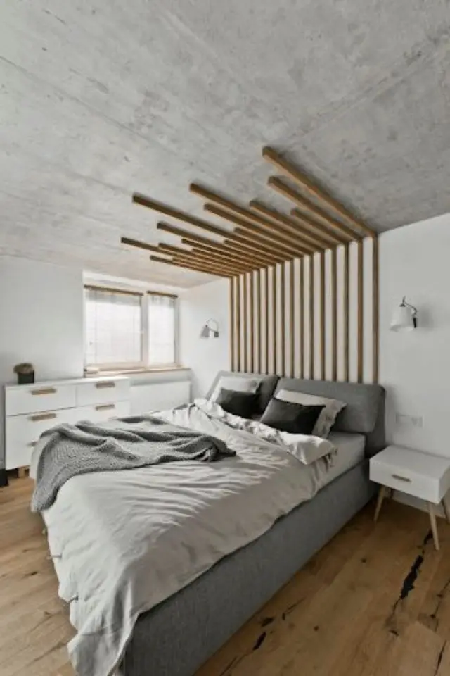exemple chambre adulte scandinave 2022 habillage mur bois et plafond linge de lit gris
