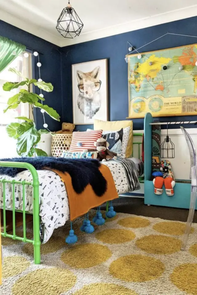 exemple chambre enfant multicolore mur bleu marine sombre mat lit métal peinture vert fluo