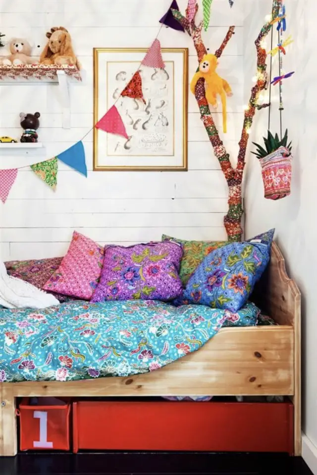 exemple chambre enfant multicolore linge de lit bohème coussin coloré fleur liberty fanions