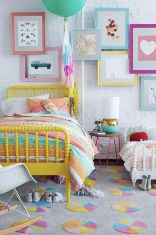 exemple chambre enfant multicolore lit en bois à barreaux jaune cadres colorés