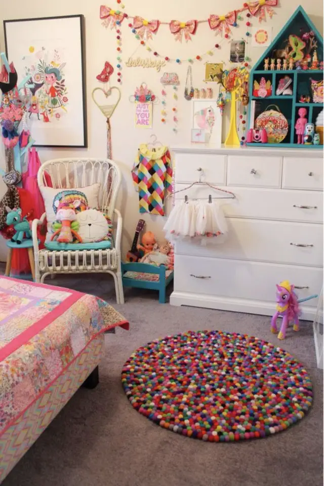 exemple chambre enfant multicolore tapis rond à boules en laine accessoires décoratifs colorés