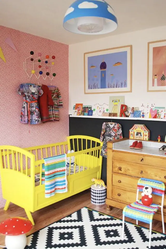 exemple chambre enfant multicolore mur rose lit bébé jaune soubassement noir tapis noir et blanc