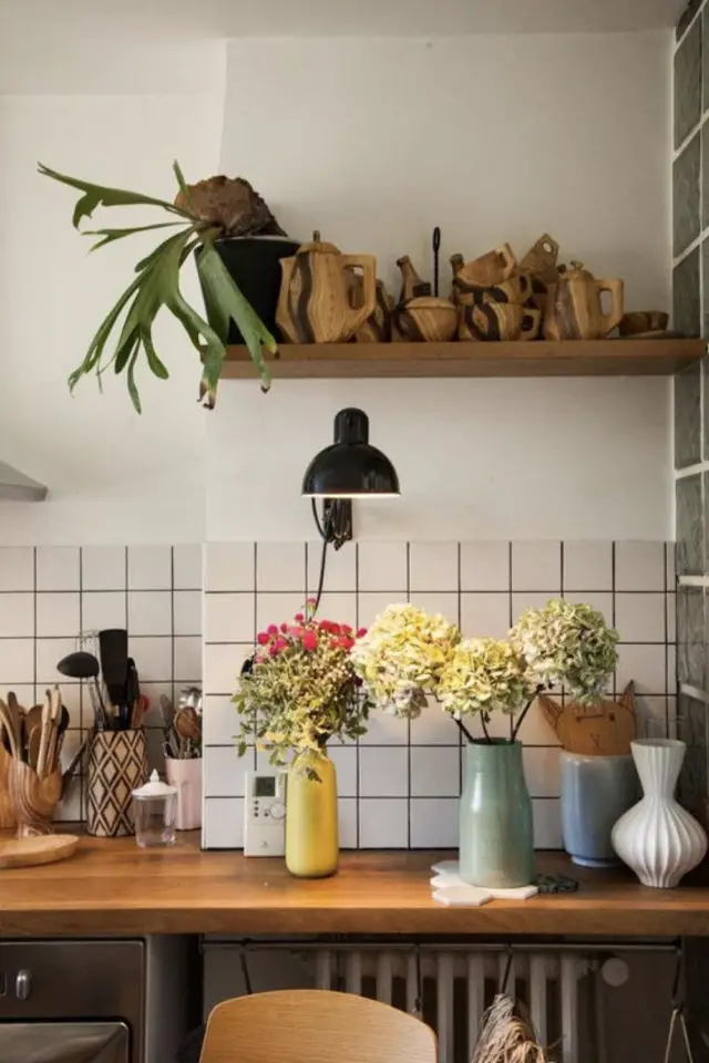 exemple cuisine farmhouse moderne simplicité vase émaillés colorés