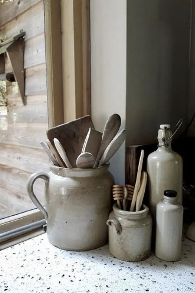 exemple cuisine farmhouse moderne pots en grès émaillé rétro charme