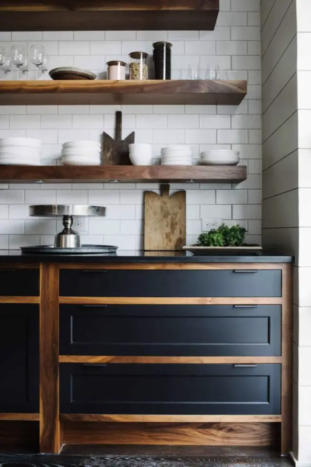 exemple cuisine style masculin meuble de cuisine en bois foncé et façade de tiroir noir