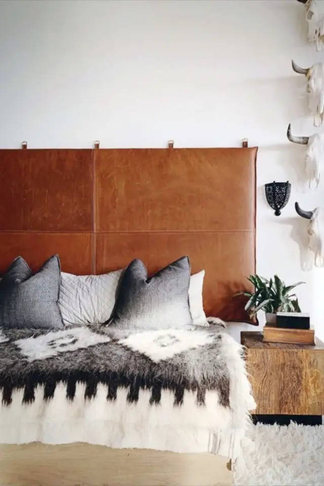 exemple deco chambre tete de lit cuir mur blanc chevet bois simplicité