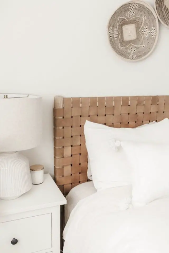 exemple deco chambre tete de lit cuir tressée couleur cognac moderne tendance ambiance blanche