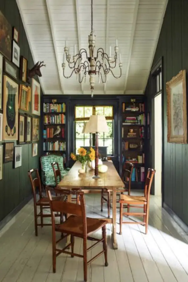exemple deco cottage salle a manger décoration murale cadre peinture vert sapin lustre chaise colorée