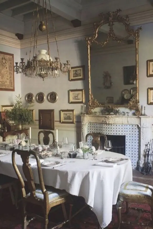 exemple deco cottage salle a manger maison ancienne cheminée carrelage marbre table ovale