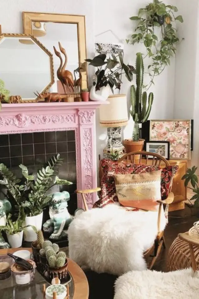 exemple interieur classique maximalisme cheminée rose miroir plantes verte fauteuil décoration murale