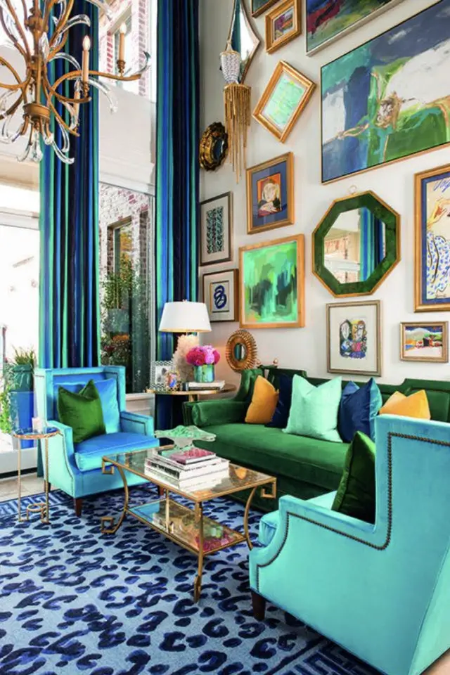 exemple interieur classique maximalisme salon velours canapé fauteuil camaïeux de bleu décoration murale