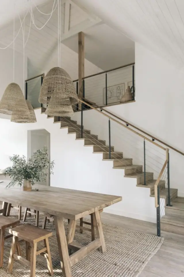 exemple salle a manger scandinave 2022 grande table familiale en bois tabouret ouvert sur escaliers luminaire en rotin