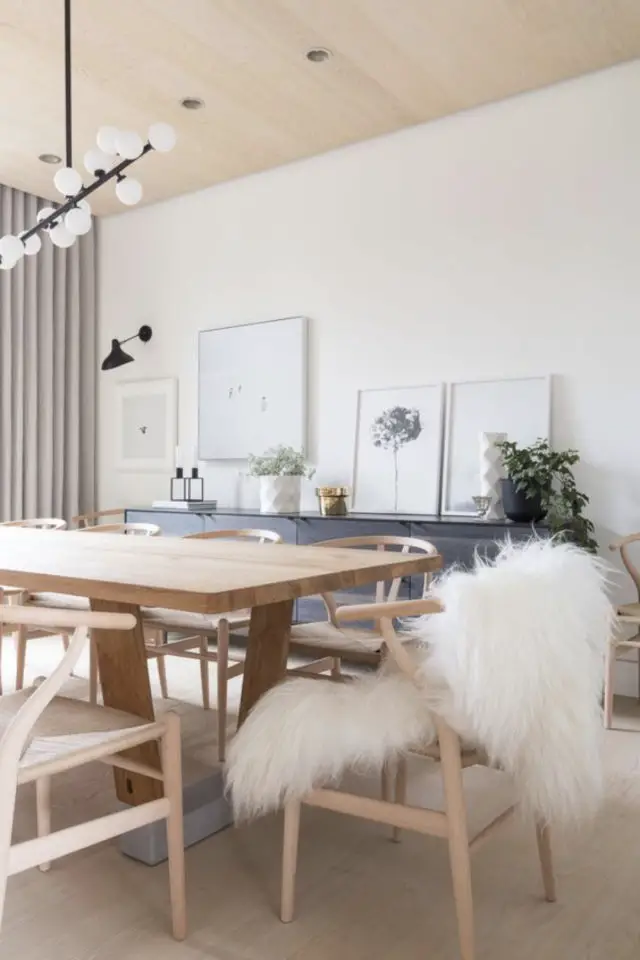 exemple salle a manger scandinave 2022 ambiance épurée chaise design plaid fausse fourrure