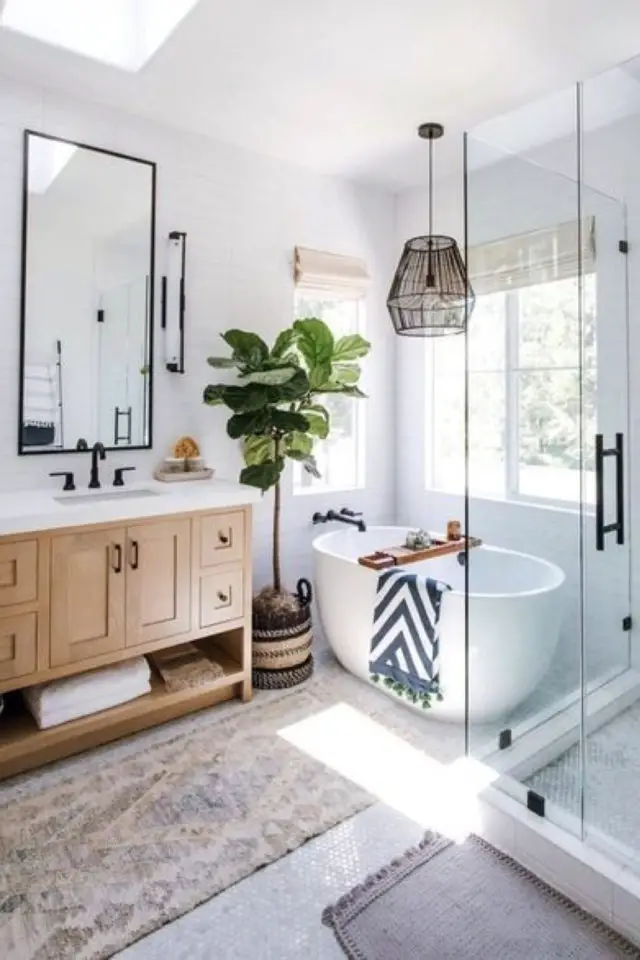 exemple salle de bain scandinave 2022 baignoire sabot gain de place douche en verre italienne meuble en bois mélange moderne et plus traditionnel