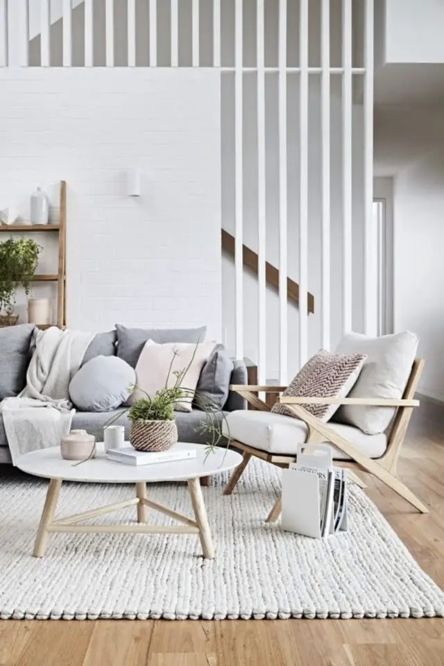 exemple salon style scandinave 2022 canapé gris fauteuil bois et coussin blanc claustra tapis blanc