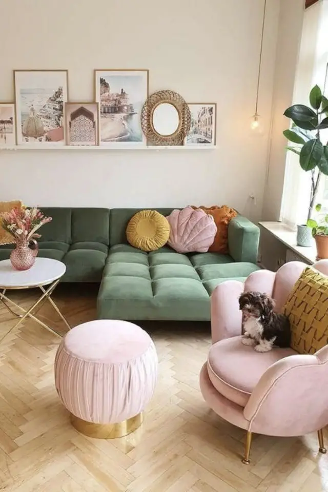 exemple salon style scandinave 2022 canapé bas vert fauteuil et pouf rose pastel decoration cadres muraux