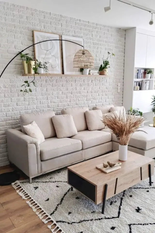 exemple salon style scandinave 2022 papier peint brique blanche canapé beige table basse en bois étagère cadre
