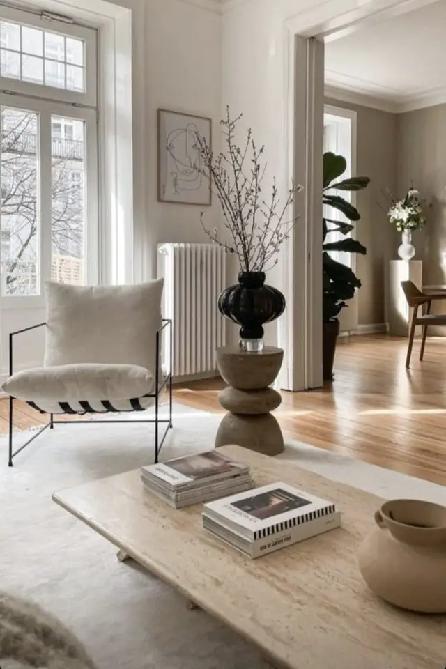 exemple salon style scandinave 2022 table basse en bois tapis blanc fauteuil design blanc structure métallique