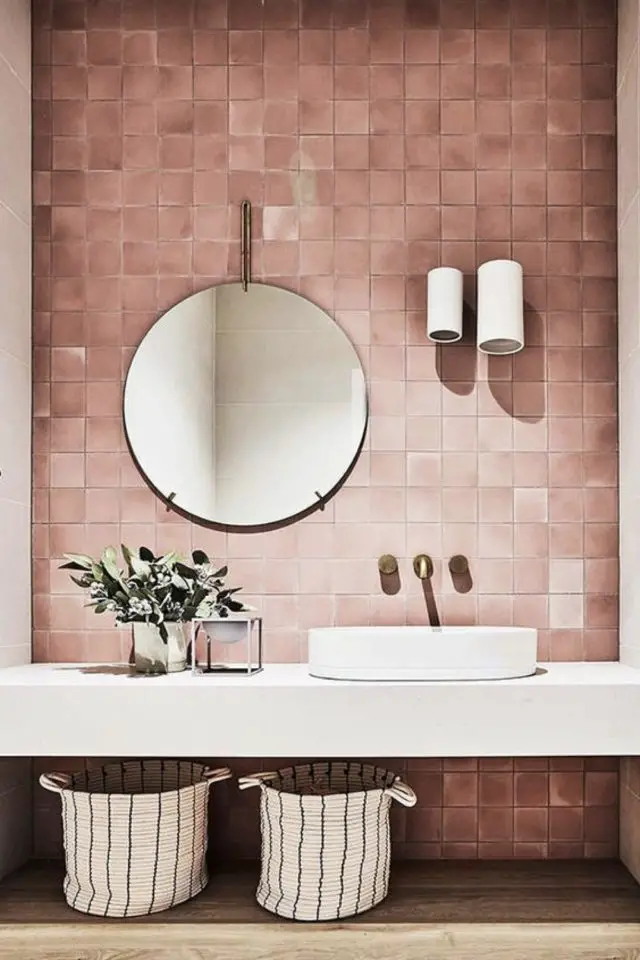 exemple zellige salle de bain revêtement mural couleur rose plan vasque béton