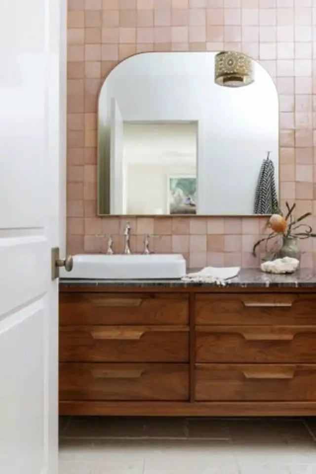 exemple zellige salle de bain couleur rose revêtement mural meuble bois style mid century modern