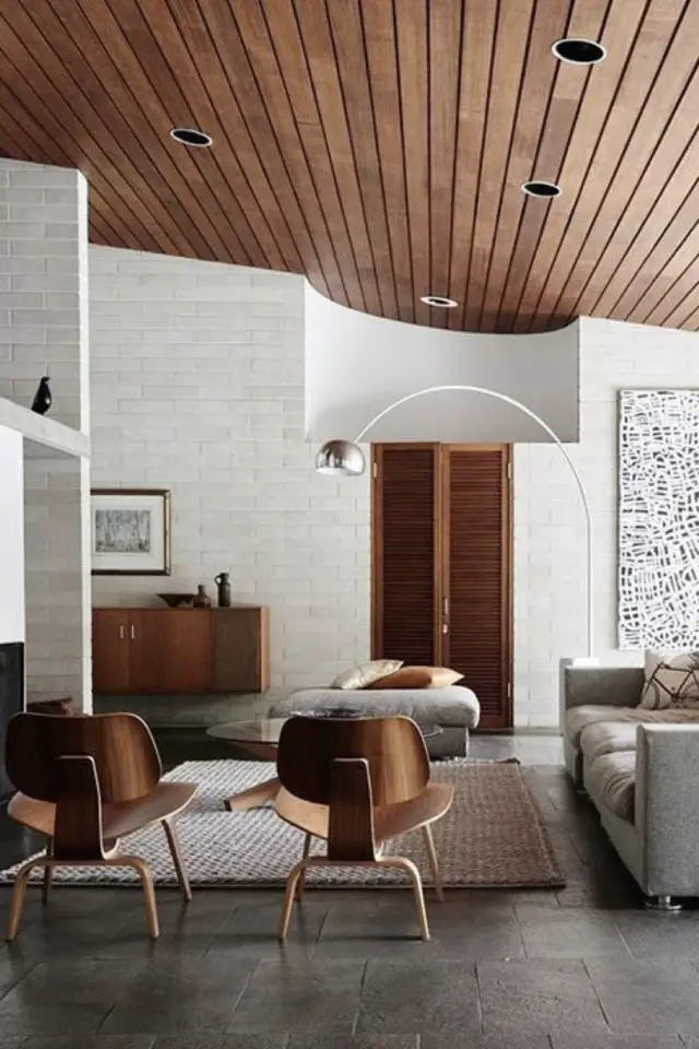 meuble mid century modern style vintage espace ouvert enfilade fauteuil bas Eames lambris plafond